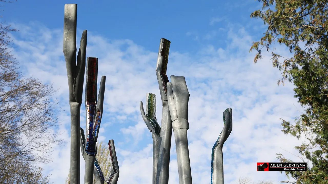 2022 04 14 handen omhoog kunstwerk03