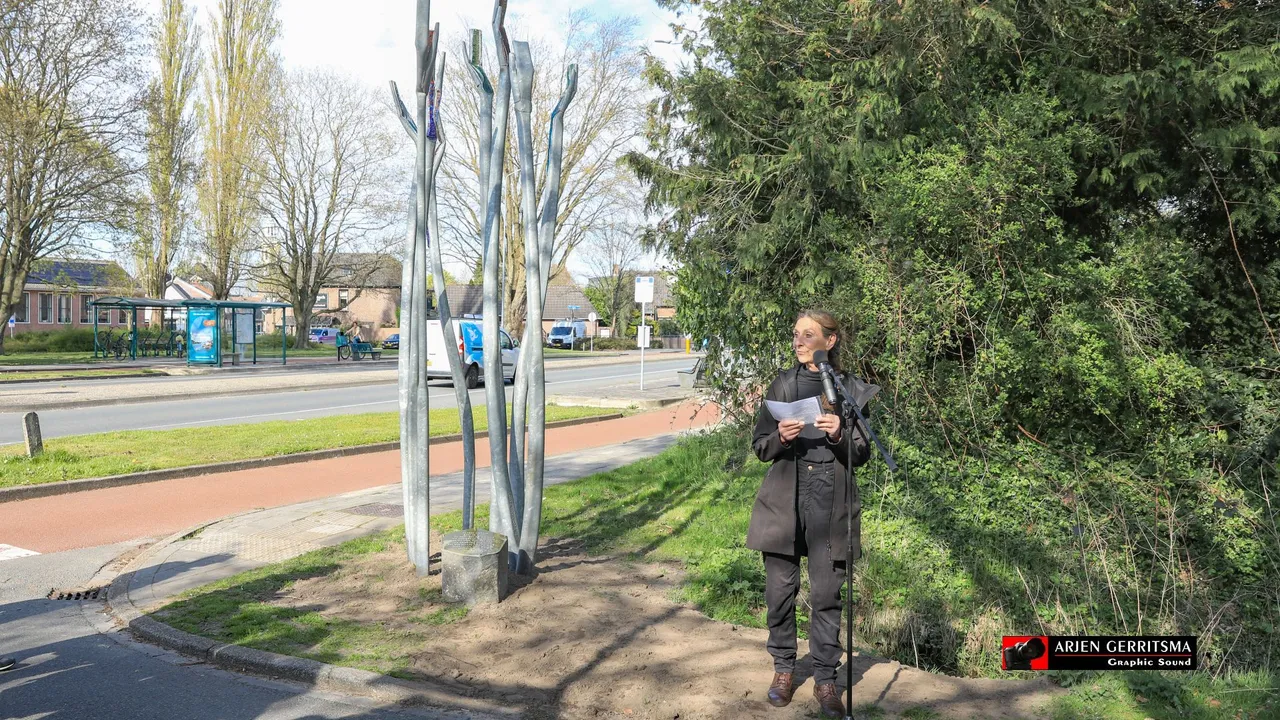 2022 04 14 handen omhoog kunstwerk15