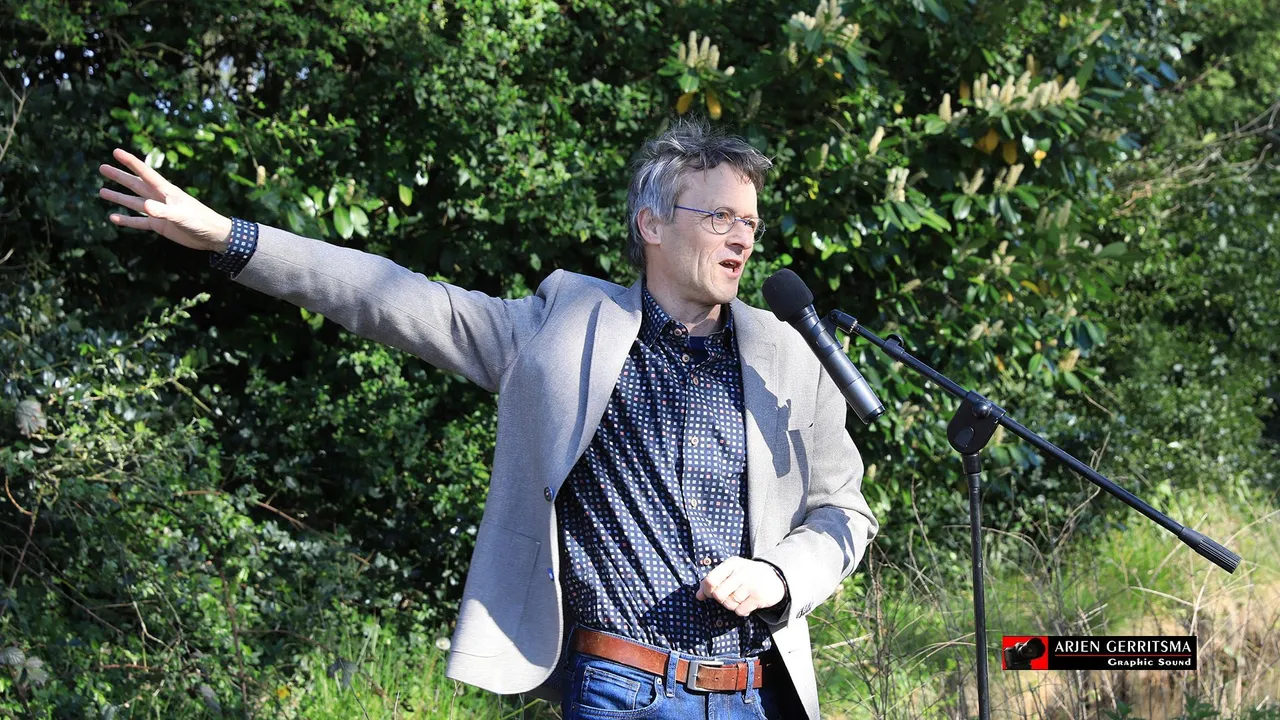 2022 04 14 handen omhoog kunstwerk19