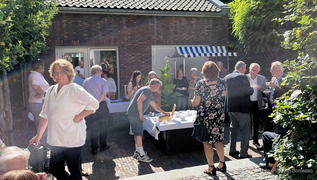 2022 07 30 gasten in de museumtuin met koffie en spekkoek