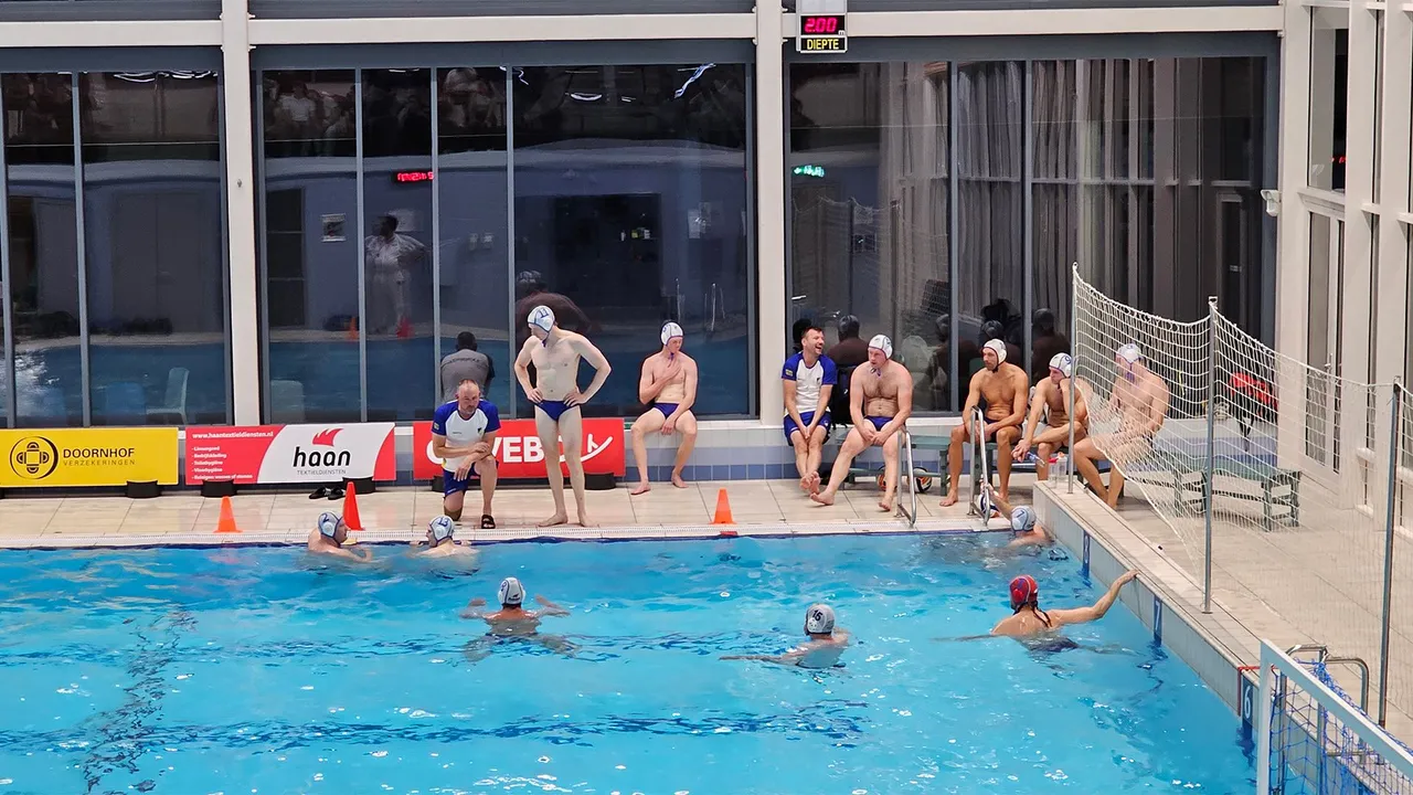 Coach Engelsman geeft aanwijzingen in de rust