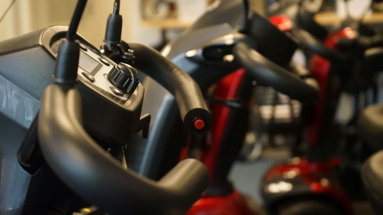 De eigen merkscooters zijn voorzien van een noodstopknop