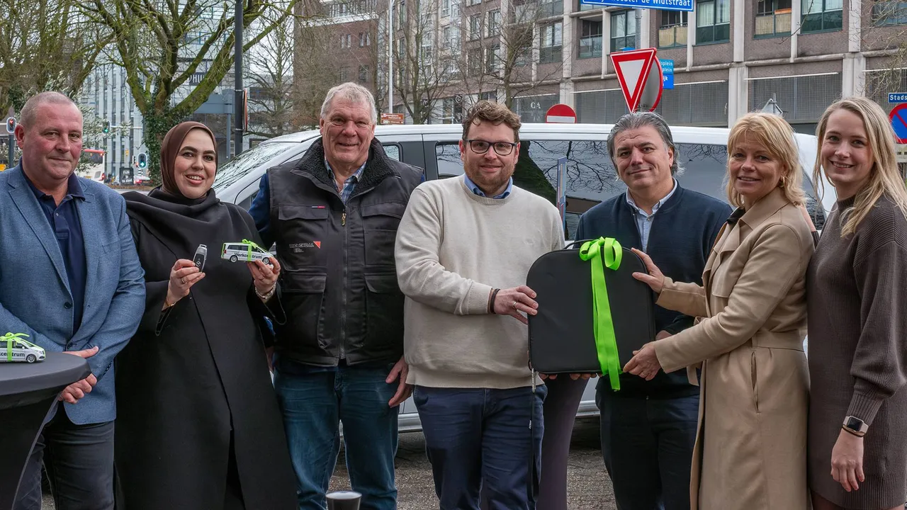 Voorzitter van het Regionaal Werkbedrijf Nadya Aboyaakoub 2e van links, Wethouder Marianne Klein 2e van rechts