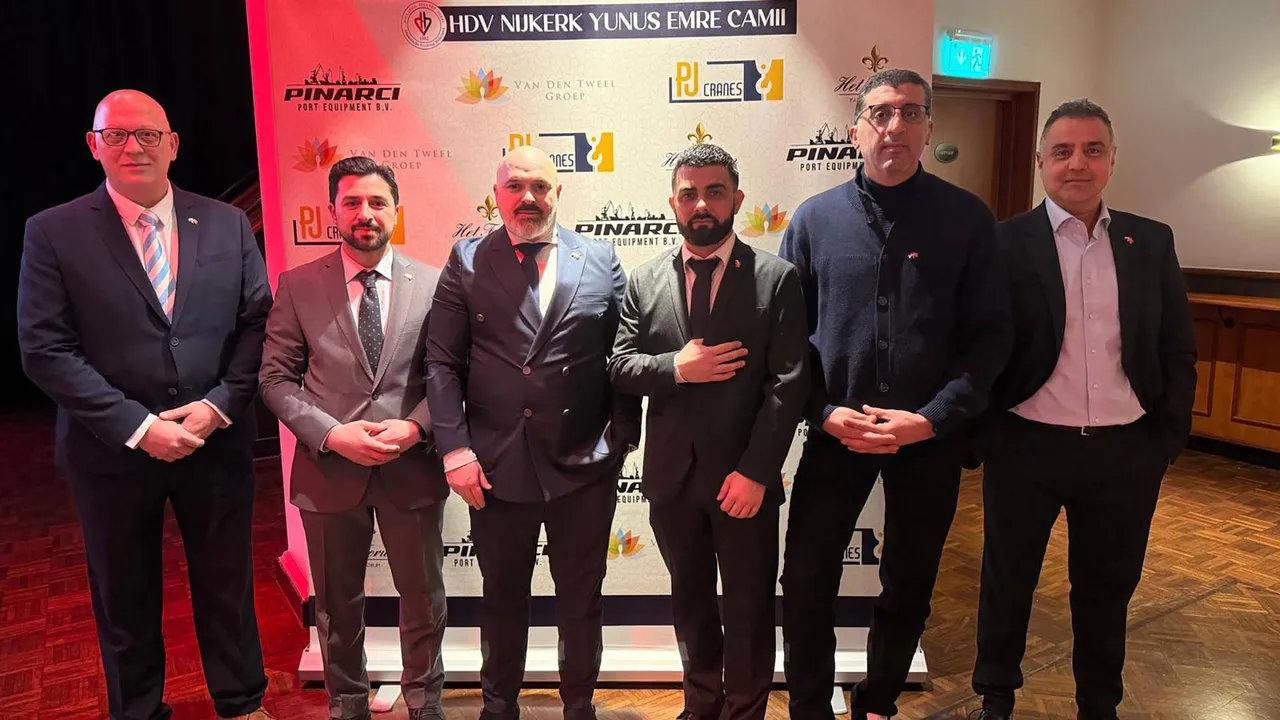 Bestuur moskee, derde van links&nbsp;Fevzi Pinarci