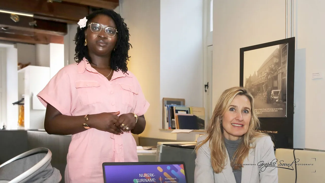 Gastconservator Melly Soiso en Museumdirecteur Edith de Jong