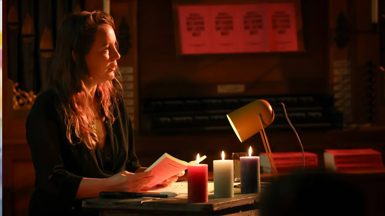 2025-12-15 Michèlle Schimscheimer leest voor uit haar boek Het gedoe dat liefde heet. (Foto Josetta Mellies) (1)