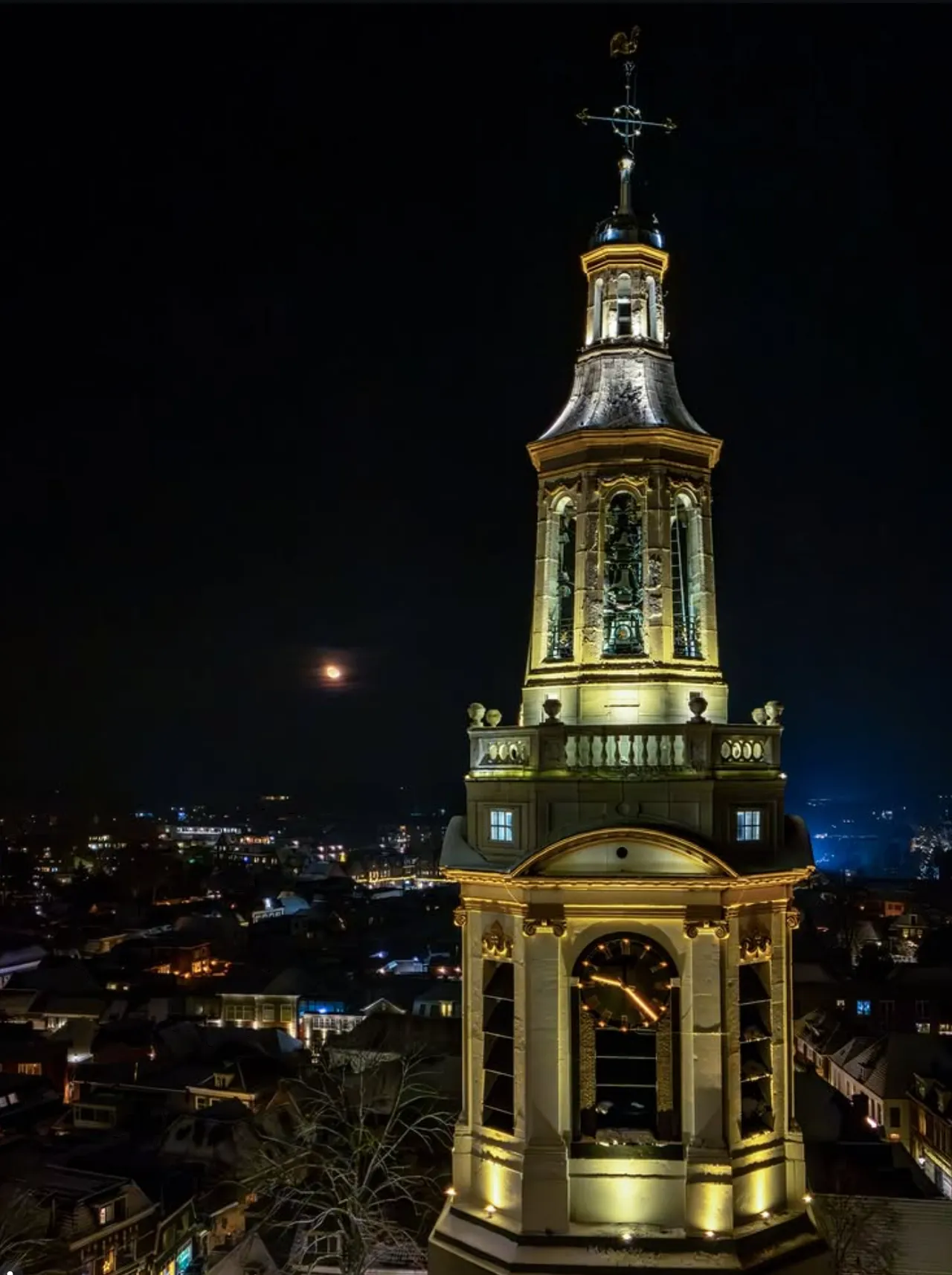 2026-01-08 grote kerk toren sneeuw