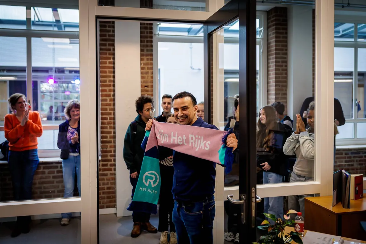 Khalid Boudou opent de nieuwe schoolbieb. Foto: Marcel Krijgsman<br>