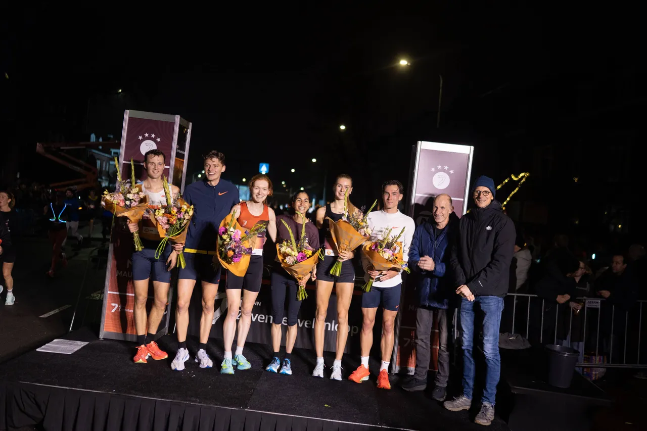 Alle prijswinnaars op het podium&nbsp;