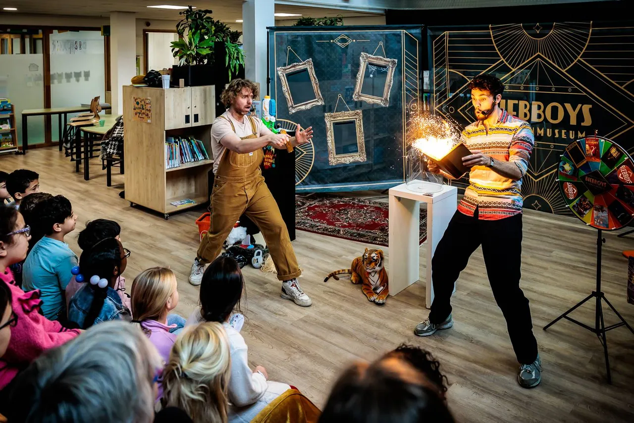 De voorstelling van de Biebboys.