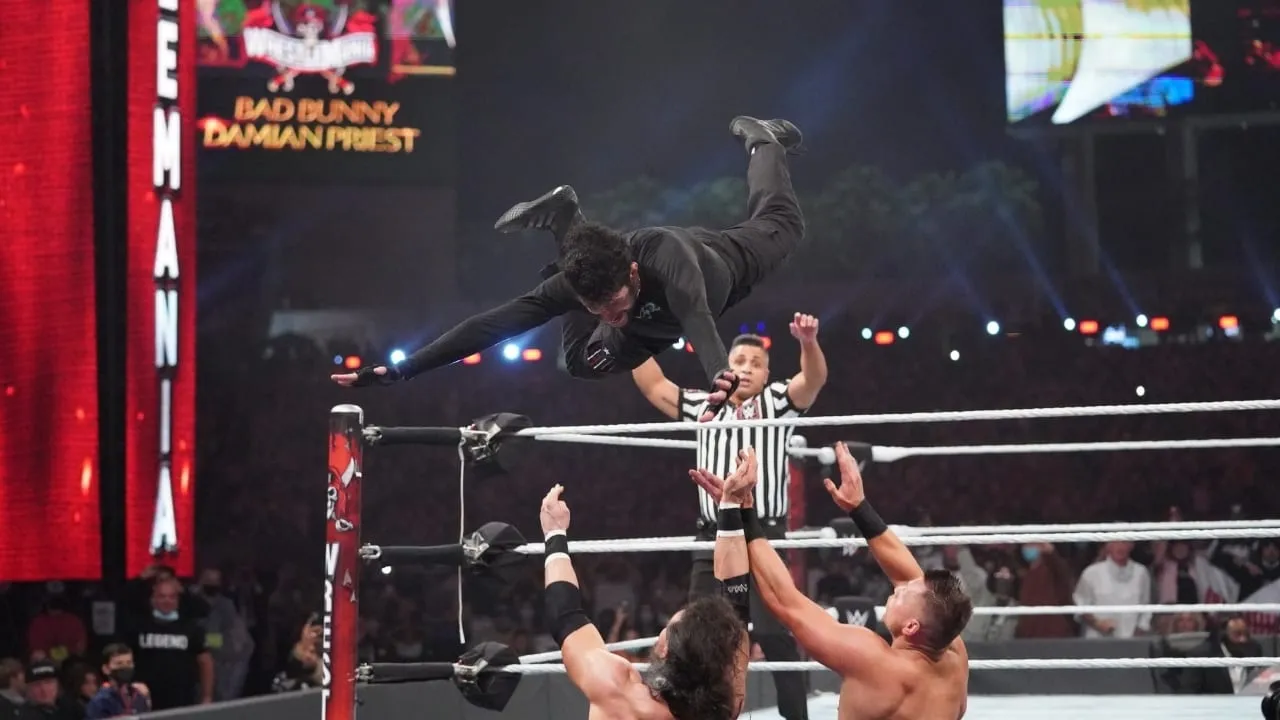 Bad Bunny gibt bei WrestleMania 37 gegen Miz &amp; Morrison alles - (c) 2021 WWE. All Rights Reserved.