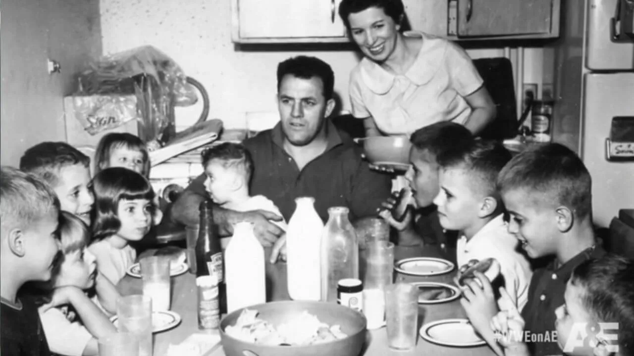 Stu und Helen Hart mit der Großfamilie beim Frühstück / Quelle: A&amp;E, Hart-Familie