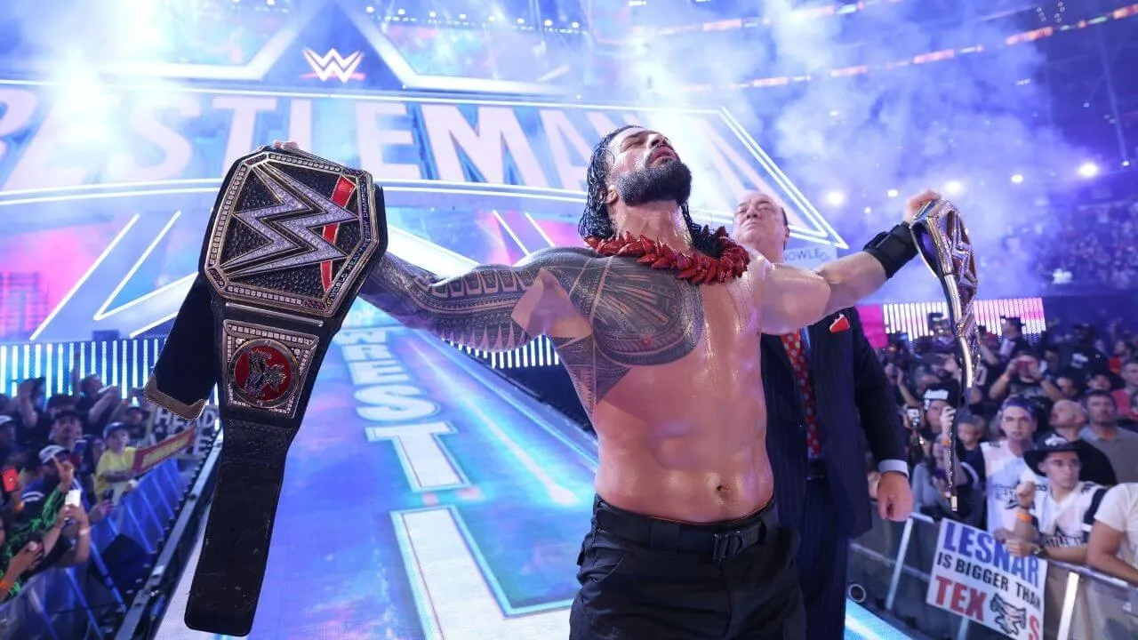 Über ein Jahr hatte Roman Reigns zwei Titelgürtel im Gepäck