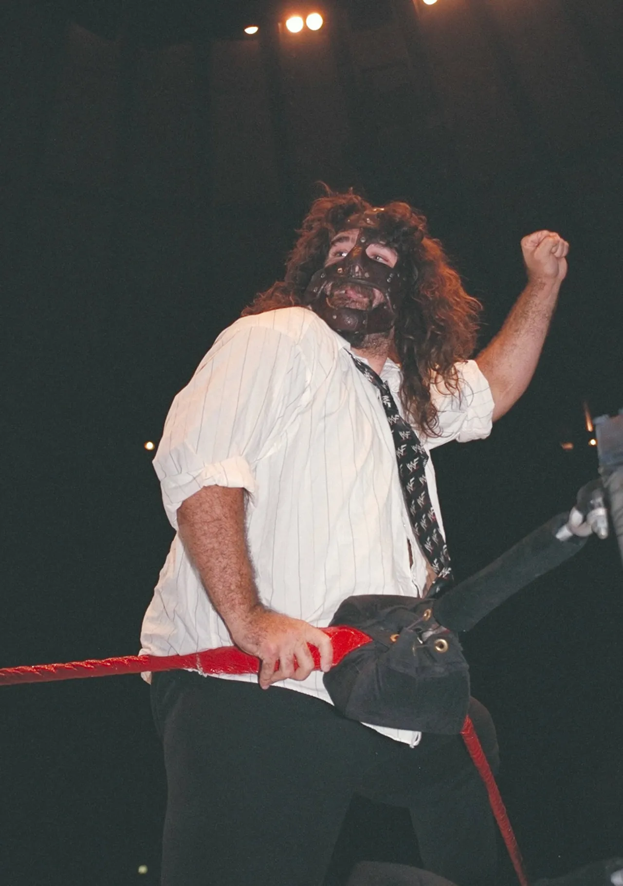 Mick Foley jubelt als Mankind in den späten Neunzigern im WWE-Ring