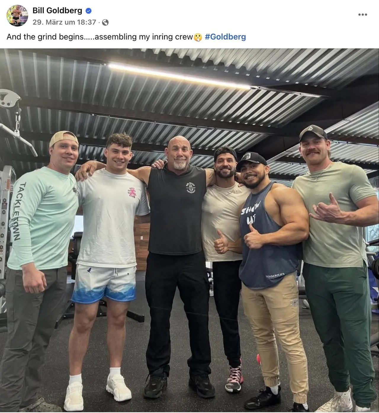 Links von Bill Goldberg steht sein Sohn Gage