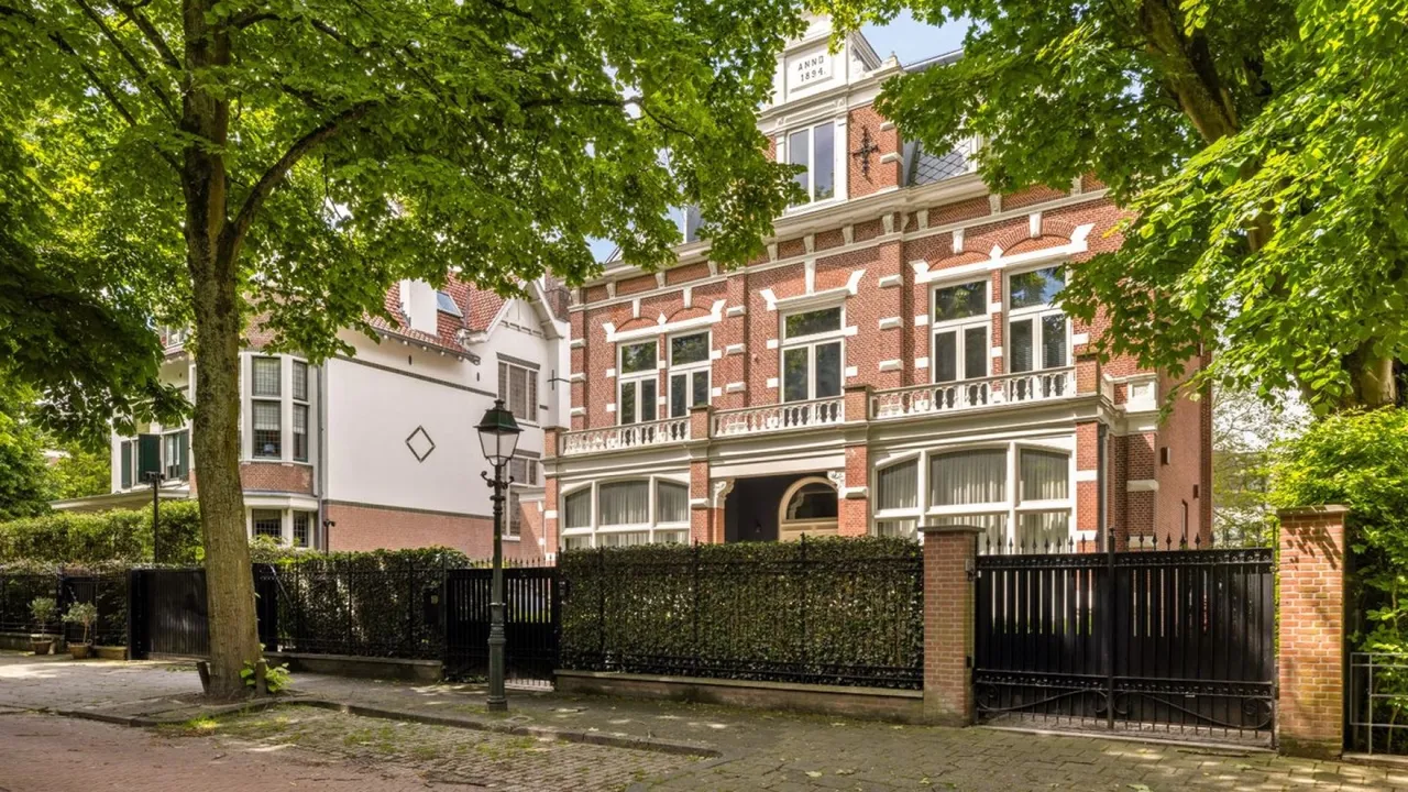 annanooshinliefdesnestjedenhaag 01