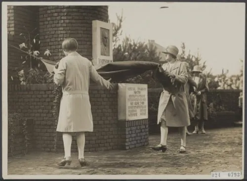 onthulling joan beukermonument