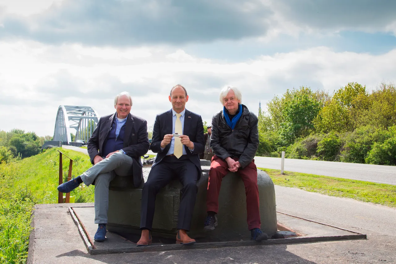 10 mei 2017 vrijwilligers peter van den brandhof monumentenvereniging links en rob verhoef menno van coehoorn rechts flankeren generaal de kruif