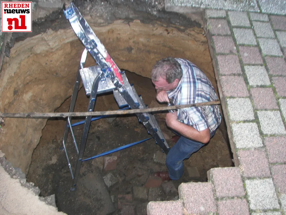 20150901parkstraat auto in sinkhole 024