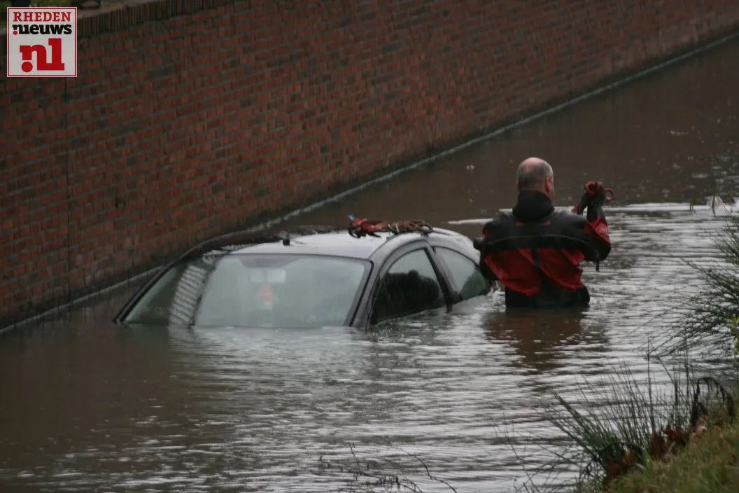 20160302 ongeval ijssellaan auto te water 009