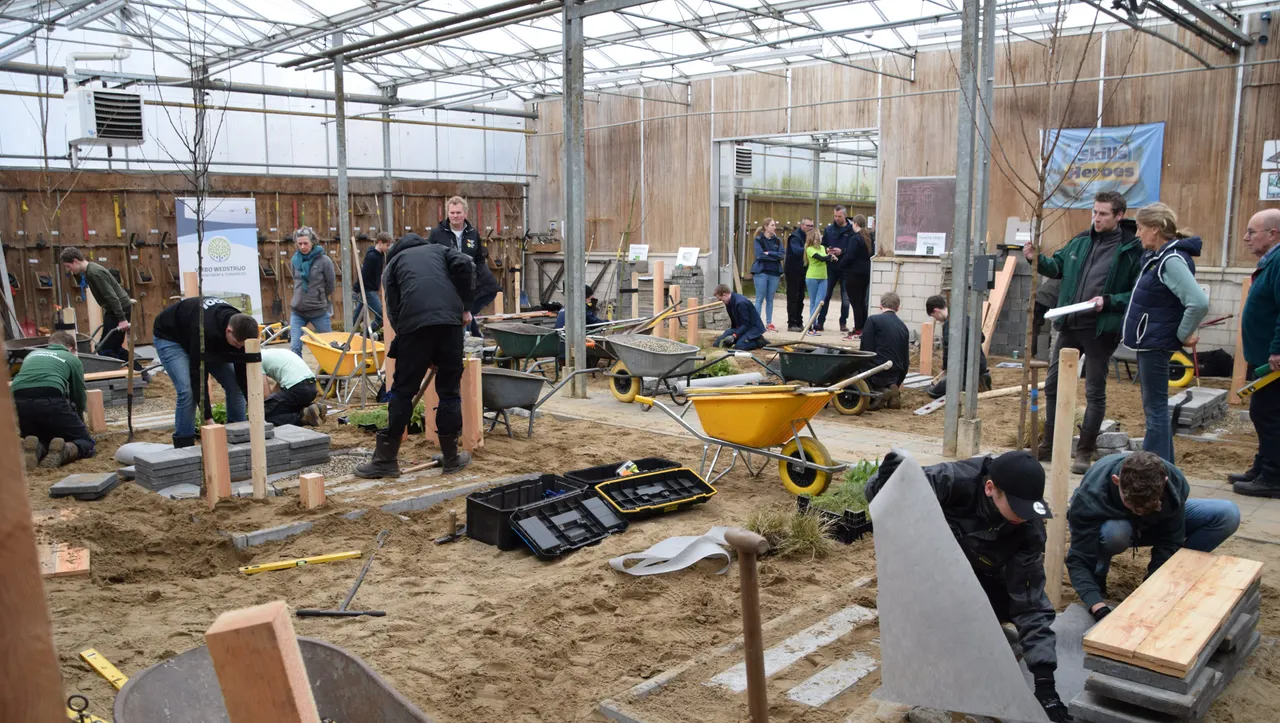 8 teams leggen in de kassen van aeres velp tuin aan voor kwalificatiewedstrijd skills talents tuinaanleg marjanne eikelboom