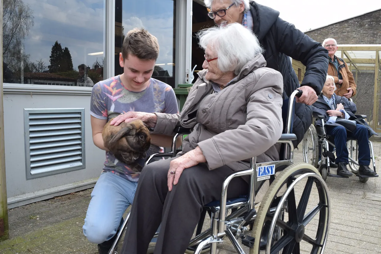 bewoner biesdel met konijn