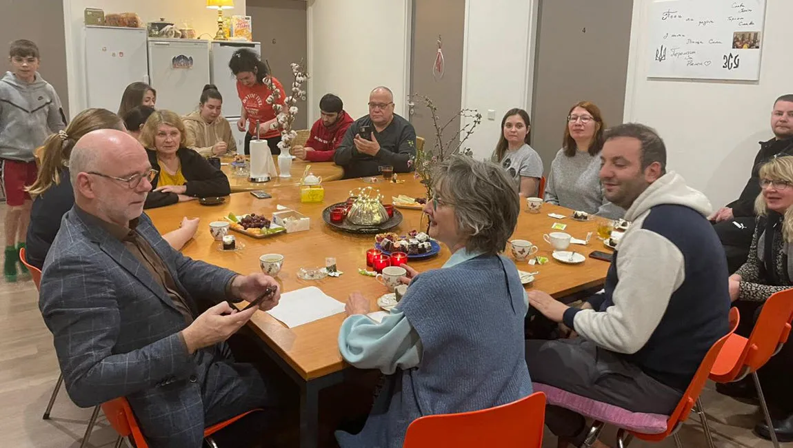 carol van eert op bezoek bij oekrainse vluchtelingen