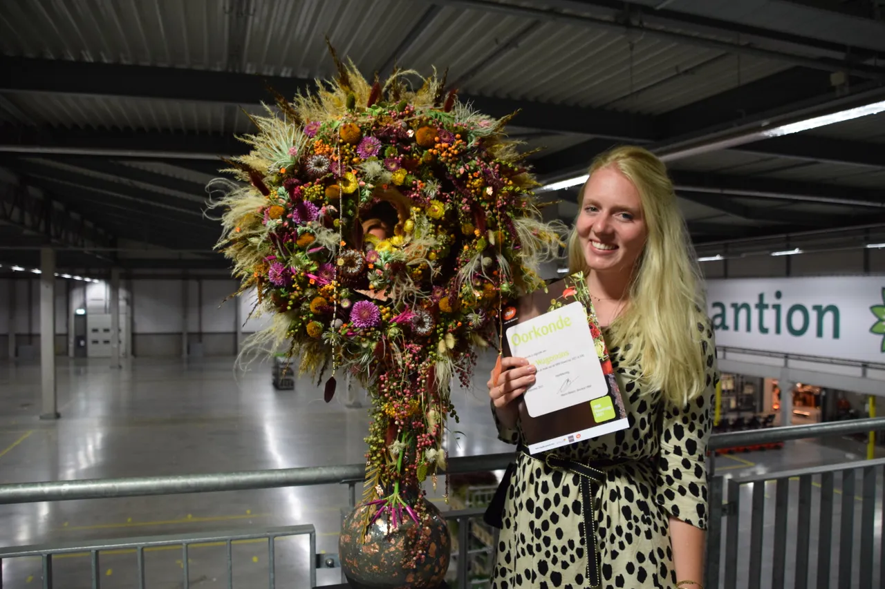 docent joyce wagemans werd zesde bij de flowercup 2021 met dit bijzondere werk uit het thema indian summer marjanne eikelboom