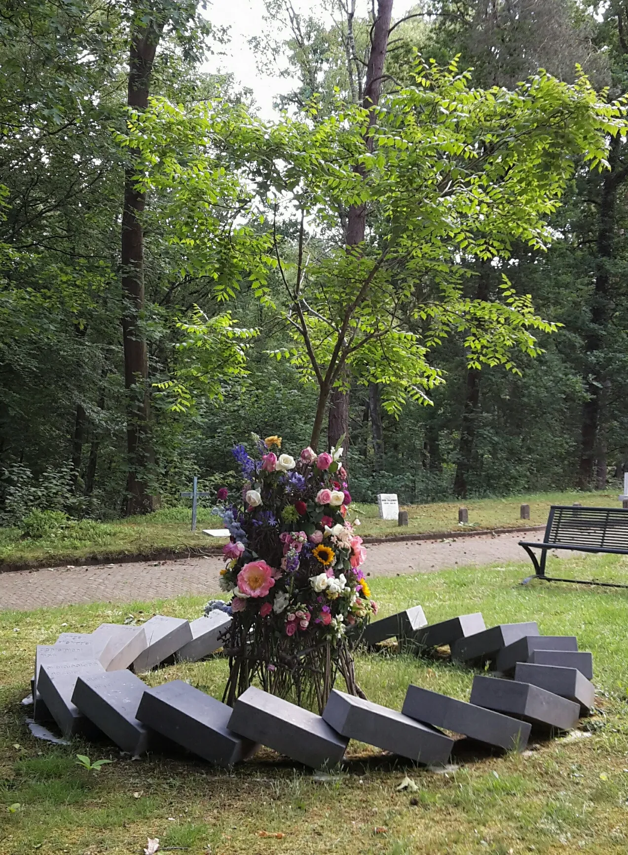 foto bloemstuk bij herinneringsplek