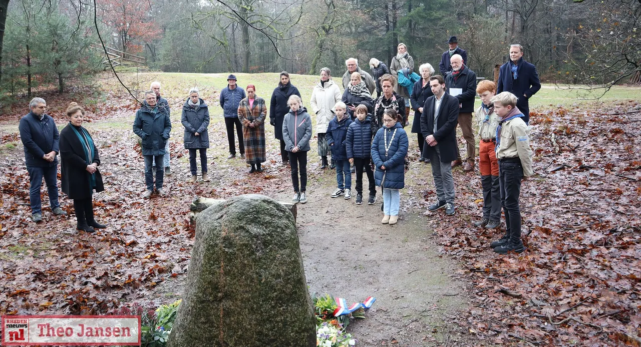 herdenking bij massagraf emmapiramide na executie 10 jongemannen in woii 13 12 2023 18