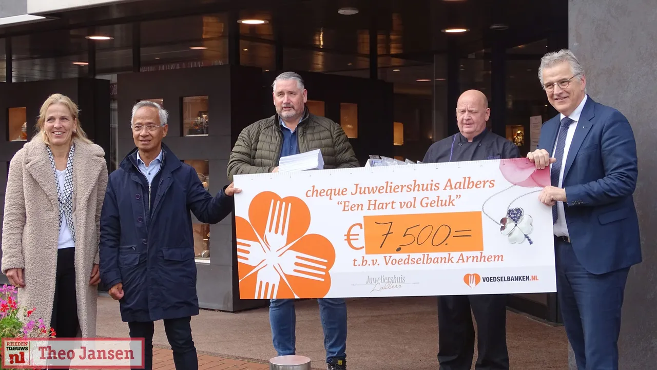 juweliershuis aalbers uitreiking cheque voedselbank arnhem2 rheden nieuws