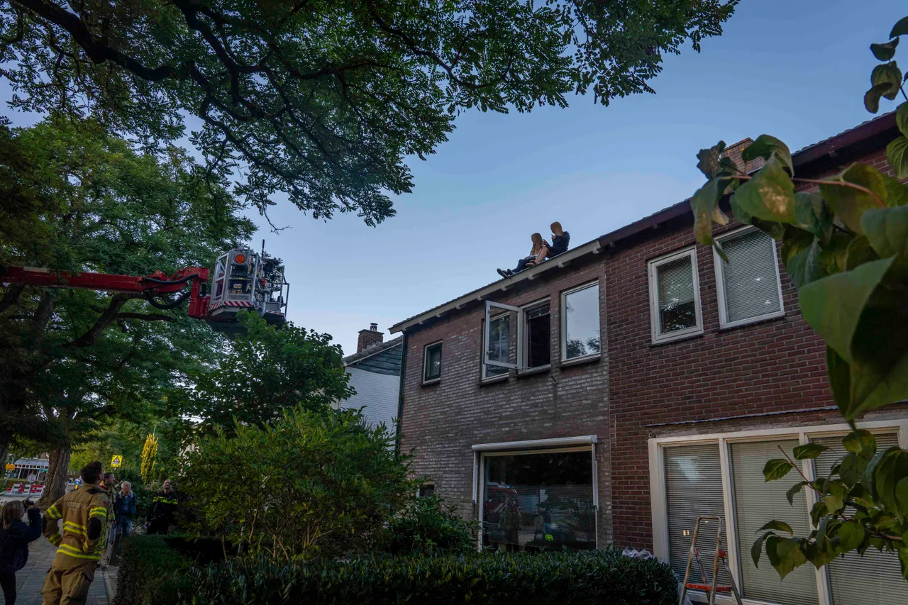 kinderen van dak gehaald na buitensluiting in dieren dennis van bemmel persbureau heitink 3