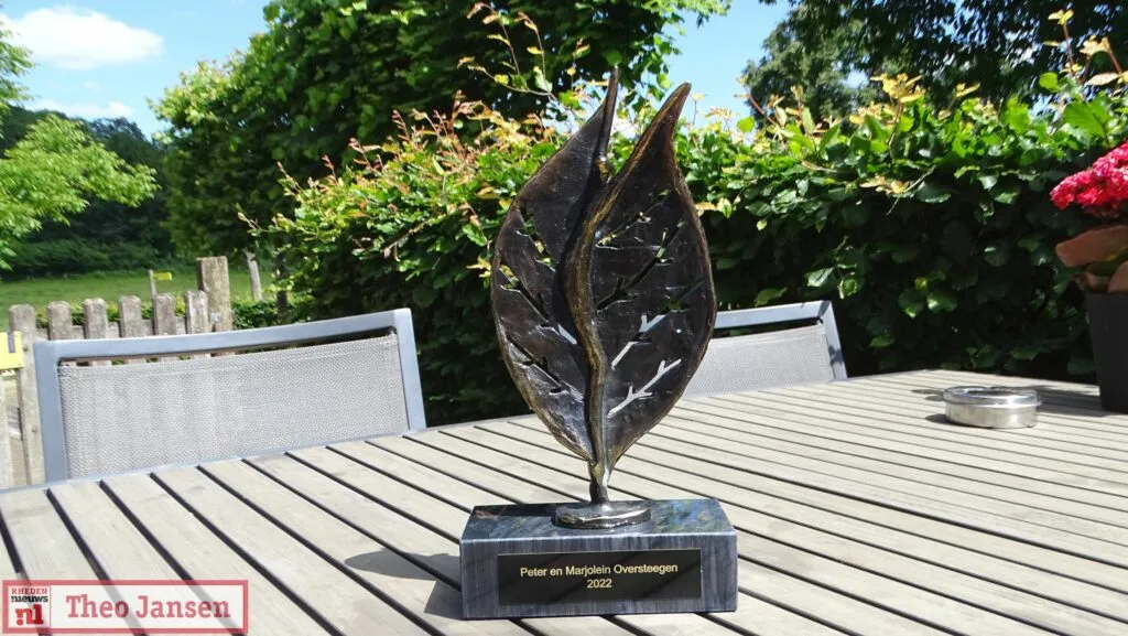marjolein en peter oversteegen krijgen de rhedenaar uitgereikt 14 06 2022 20 1024x577 1