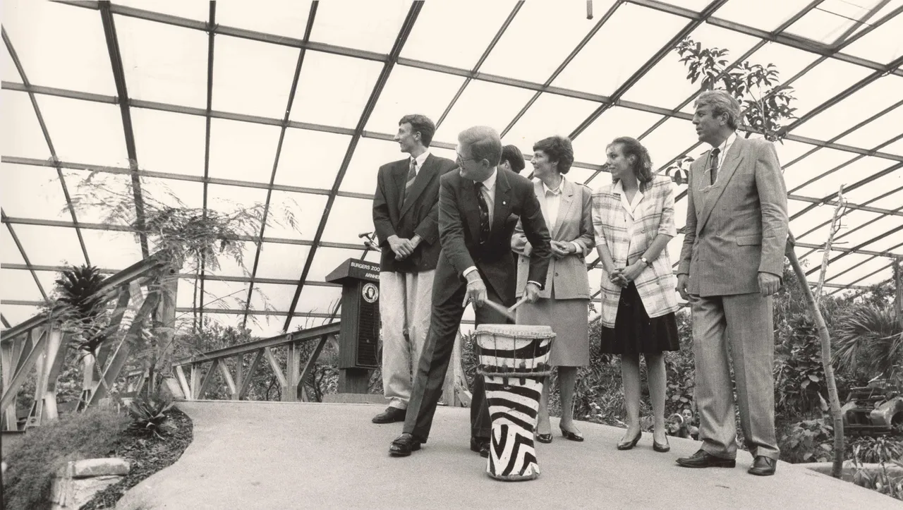 prof mr pieter van vollenhoven opent met tromgeroffel de bush 1988 foto arjan vennema