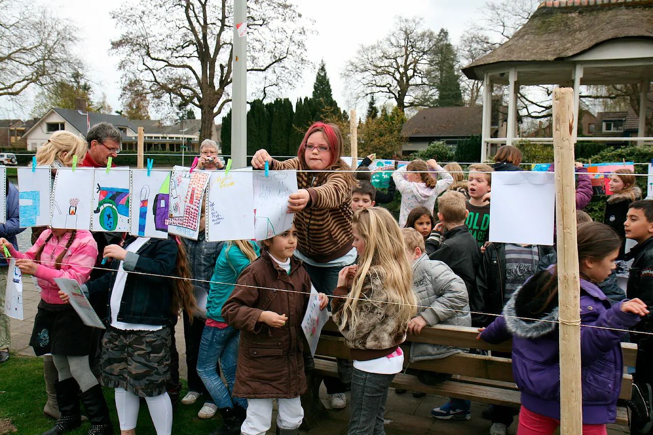 tekeningen ophangen in villapark