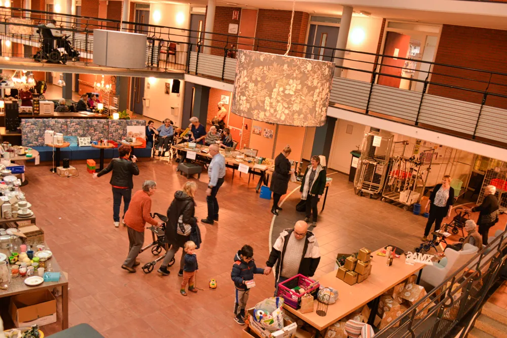 veel blije gezichten op weggeefmarkt rhederhof rheden roxanna van tent 3