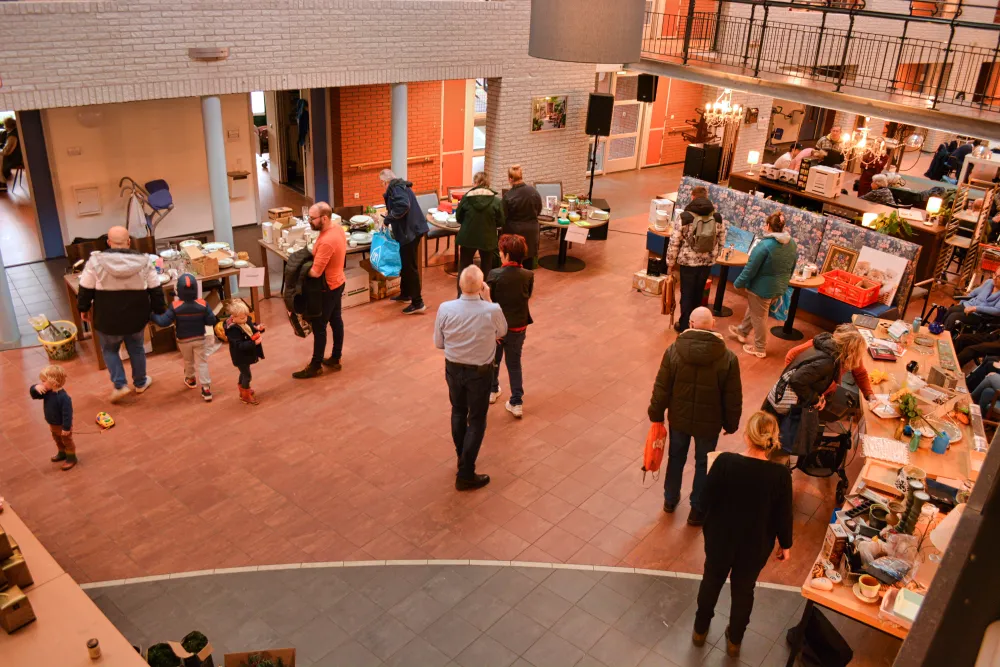 veel blije gezichten op weggeefmarkt rhederhof rheden roxanna van tent 4