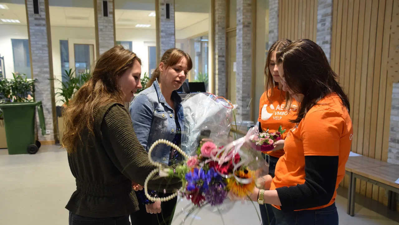 vlnr jury bloemwerk esther weijenberg dini holtrop leggen uit waar het beter kon aan deelnemers lisa hoedt en donna willemsen van aeres vmbo velp marjanne eikelboom