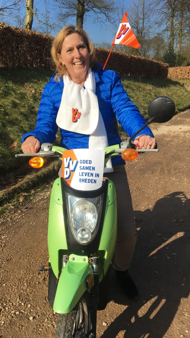 yola hopmans op de elektrische scooter