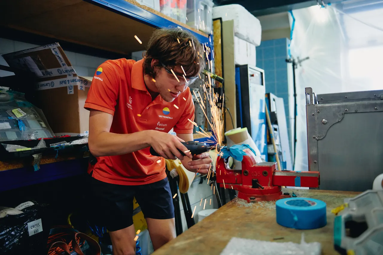 ivo janssen in de werkplaats foto vattenfall solar team