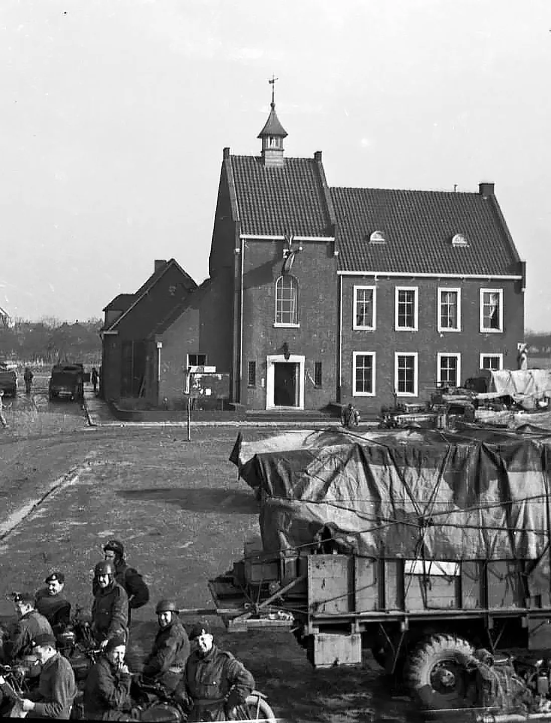 maasbracht bevrijding gemeentehuis 19450125004