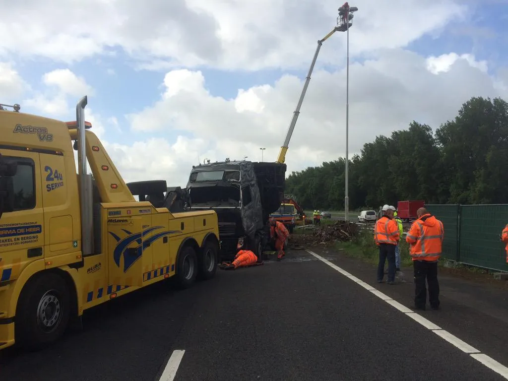 150603 berging truck moerdijkbrug ovd rws bas