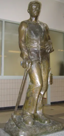 bronzen mijnwerker in loonhal maurits geleen