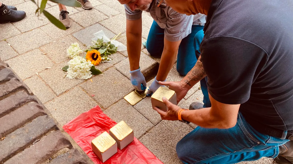 de laatste vijf stolpersteine worden gelegd