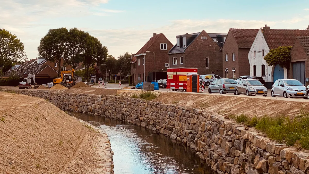 herstelde kademuur langs beek bij ophoven in sittard