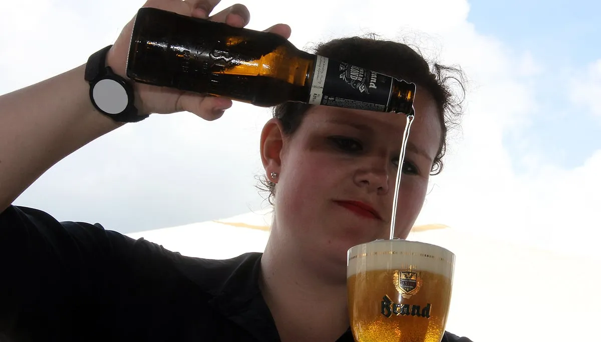 horeca vrouwelijke kelner bier