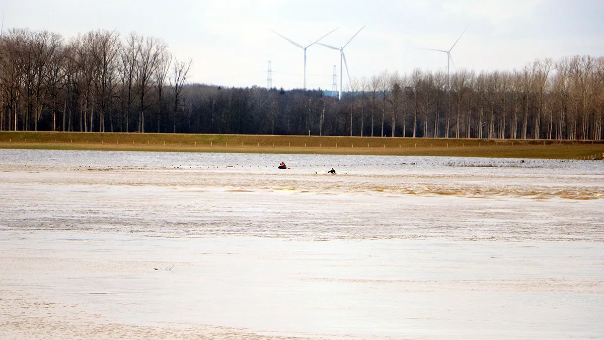 kanoers aan belgische zijn maas