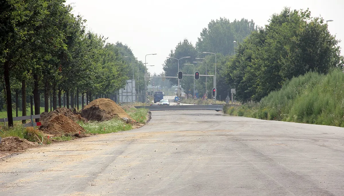 ongelijkvloerse kruising n276 dr nolenslaan asfalt richting hoogveld