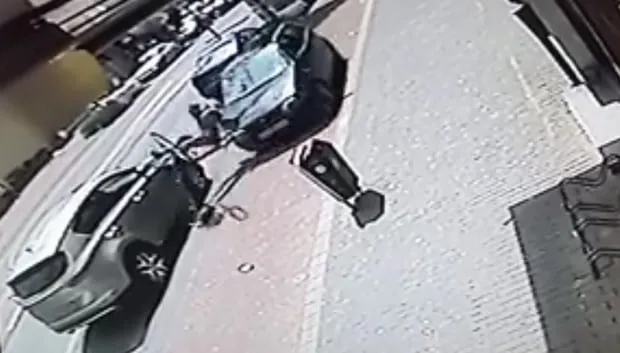 opzaettelijke aanrijding fietser op fietspad door auto