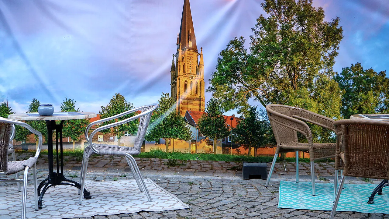terras sjterfhoes aan de voet van de toren van de grote kerk